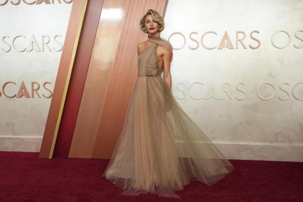 Julianne Hough arrives at the Oscars 
